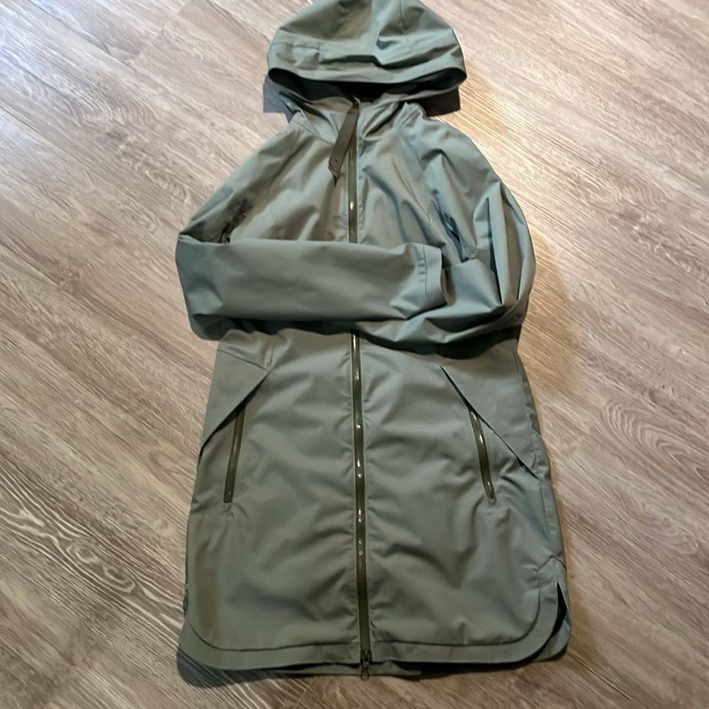 Lululemon Definitely Raining Jacket 6 - Picture 11 of 11
